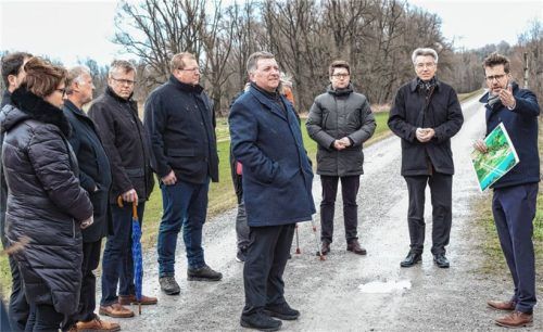 Immer wieder suchen die betroffenen Gemeinden wie auch der Landkreis in Sachen Brenner-Nordzulauf das Gespräch mit der „großen Politik“. Hier Karl Mair mit Landrat Otto Lederer, Pruttings Bürgermeister Johannes Thusbaß und Christian Bernreiter, dem bayerischen Verkehrsminister. Fotos thomae/re