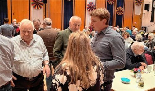 In angeregten Gesprächen mit Benjamin Nabel vom Tiefbauamt (vorn rechts) ging es auch um die Auswirkungen von Starkregen in den Siedlungsgebieten. Fotos Gerlach