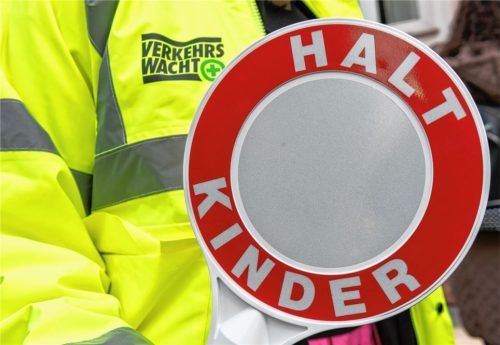 In Bad Endorf werden Schulweghelfer gesucht. Foto dpa/Kneffel