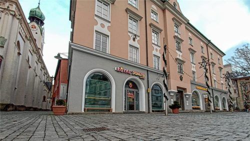 In der „Royal-Donuts“-Filiale am Rosenheimer Ludwigsplatz laufen seit einigen Wochen Umbauarbeiten. Foto Martin Aerzbäck