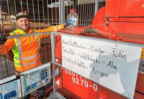 In einem gemeinsamen Sammelcontainer können auch künftig Leichtverpackungen in den Wertstoffhöfen des Landkreises Rosenheim abgegeben werden. Peter Willmann hilft im Bad Aiblinger Recyclinghof gerne bei Fragen zur ordnungsgemäßen Abgabe.Foto Hadersbeck