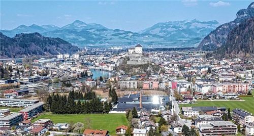 In Kufstein (Blick von Süden her auf die Festung) wird heftig über die Entscheidung des Stadtrats diskutiert, der der Industriellenfamilie Henkel die Jagdpacht am Stadtberg entzogen hat.Foto DPA