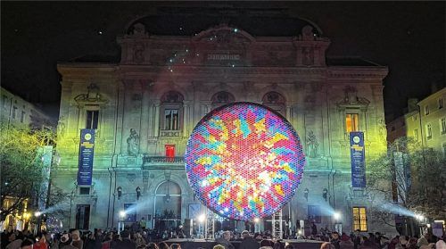 Internationale Künstler zeigen, wie vielfältig Licht genutzt werden kann, um der Stadt in der Dunkelheit ein besonderes Ambiente zu geben.