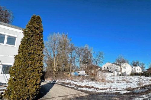 Ist es Innen- oder Außenbereich? Die „Baulücke“ zwischen dem Gebäude am Schlosspark 5 (links) und der Wohnbebauung im östlichen Bereich darf mit einem Doppelhaus geschlossen werden. Das Kreisbauamt hat den Kolbermoorer Stadtrat überstimmt und die Bauvoranfrage als genehmigungsfähig eingestuft. Foto Gerlach