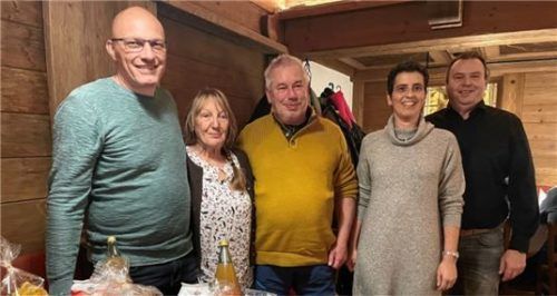 Johannes und Bianca Unterhitzenberger (rechts) bedankten sich bei Karsten Pertl (von links) für 20 Jahre, bei Claudia Kroiss und Rudolf Stahl für 15 Jahre und bei Marco Böer (nicht im Bild) für stolze 25 Jahre Treue.
