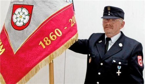 Josef Knoll war 43 Jahre lang Fähnrich der Rosenheimer Feuerwehr. Foto Binder