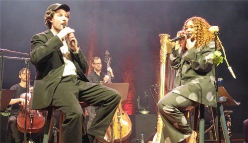Joy Denalane (rechts) und Max Herre luden ein zur Soul- und Hip-Hop-Party, famos begleitet vom Mikis-Takeover-Ensemble. Foto friedrich