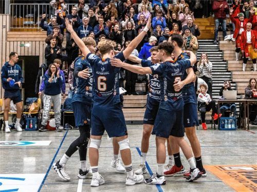 Jubel der Mühldorfer und die TSV-eigenen Schäffler im Hintergrund freuen sich mit den Volleyballern. Mit 3:0 fegten die Mühldorfer Jena aus der Halle. Foto Fabian Bartsch