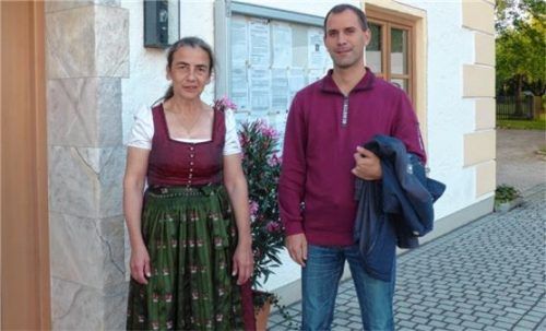 Klageführerin Monika Attenberger und Bürgermeister Georg Reinthaler bei der Auszählung der Stimmen. Foto Burlefinger