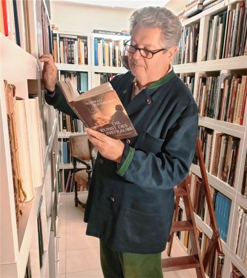 Konrad Bernheimer in seinem Arbeitszimmer im Chiemgau.Foto giesen