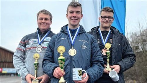 Korbinian Grill vom TSV Taufkirchen (Mitte) holte sich den bayerischen Meistertitel in der U16.Foto Albert Kamhuber