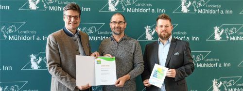 Landrat Max Heimerl (links) und Wirtschaftsförderer Thomas Perzl (rechts) gratulierten Helmut Höllbauer zur Auszeichnung mit der Urkunde zum Umwelt- und Klimapakt Bayern. Foto  Landratsamt Mühldorf
