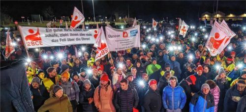 Laute Pfiffe, Zwischenrufe, Beifall: Die aufgebrachten Teilnehmer bei der Kundgebung in Gendorf.Foto IGBCE/ Hans Rudolf Schulz