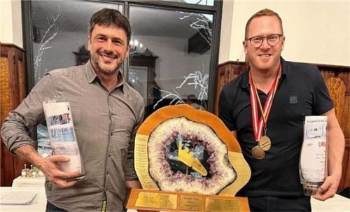 Markus Roth und Franz Baumann (von rechts) fahren im Zweierbob zu Europa- und Deutschland-Gold. Foto re