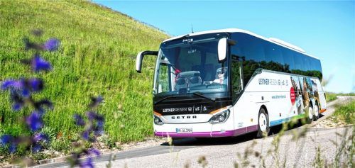 Mit Busreisen fing 1948 bei Leitner Reisen alles an. Gefahren wird mit modernen, komfortablen Fernreisebussen, die von geschulten, kompetenten Fahrern gesteuert werden. Heute macht diese Sparte bei dem Allersberger Mittelständler 55 Prozent des Umsatzes aus, auf Flugreisen entfallen 30 Prozent und auf Schiffreisen 15 Prozent. Egal welches Ziel: Leitner Reisen hat sich in den Dienst des herausragenden Service gestellt. Wer bei dem Veranstalter anruft, hat immer einen persönlichen Ansprechpartner am Telefon, der über großes Reise Knowhow verfügt. Alle Reisen werden persönlich zusammengestellt und in Zusammenarbeit mit langjährigen, vertrauten und verlässlichen Partnern vor Ort organisiert. Bestes Preis-Leistung-Verhältnis, Preisgarantie, Rückholservice, 24-Stunden-Notfall-Nummer: Das und noch viel mehr machen Leitner Reisen zu einem Premium-Partner für günstigen, komfortablen, sicheren und erholsamen Urlaub,