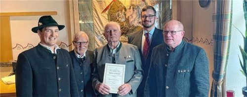 Mit dem Schaukasten für die 101 Jahre alte Fahne im Hintergrund zeigten sich stolz: (von links) der ehemalige Zweite Vorsitzende Kurt Boruttau, Fahnenbegleiter Ernst Pilger, Jubilar Helmut Zehetmayer, Vorsitzender Max Rein und Fähnrich Gerhard Nitsch. Foto Veteranen Fürstätt