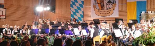 Mit ihrem 72. Dreikönigskonzert begeisterte die Musikkapelle Oberaudorf die 420 Besucher im Saal. Mit lang anhaltendem Applaus forderten die Besucher mehrere Zugaben der klangvollen Formation ein. Die Kapelle wurde 1904 gegründet. Fotos Schubert