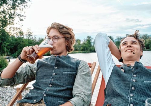 Mit ihrem neuen Programm „Home of Weißbier“ wollen Tobias und Elias als „Hund & Hoibe“ ihre Heimatliebe an das Publikum weitergeben. Foto Hund & Hoibe