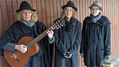 Mit Musik und guten Wünschen für die Weihnachtszeit überraschten die drei Klöpflerinnen (von links) Elisabeth Demar sowie ihre Töchter Ingrid und Christina, ihre Nachbarn. Sie sammelten Spenden für die Kieferer Tafel. Foto Hoffmann