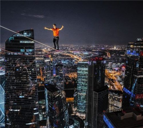 Nervenkitzel in 350 Metern Höhe – Slackline über der nächtlichen Skyline von Moskau. Foto  Shakuto