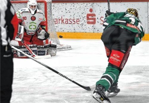 Nicht umsonst der Goldhelm: Reid Duke versenkt die Scheibe im Kreuzeck zum 2:4.Foto Hans-Jürgen Ziegler