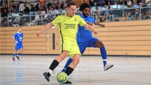 Niclas Kainz (links) vom SV Ostermünchen gegen Akrm Hasan (FC Traunreut). Foto Christian Mühlhofer