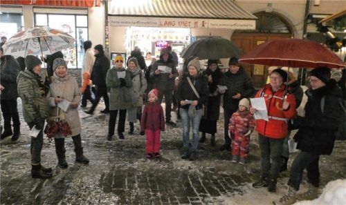 Nikolauslieder erklangen am 5. Dezember in der Rosenheimer Fußgängerzone. Foto EBES-Volksmusik