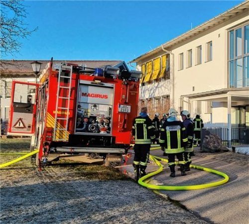 Nur sechs Minuten nach dem Alarm war die Eggstätter Feuerwehr an der Schule. Foto Ammelburger
