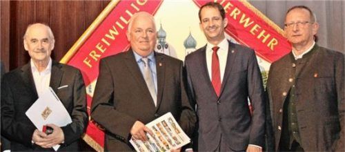 Oberbürgermeister Andreas März (Zweiter von rechts) überreichte das Feuerwehr-Ehrenzeichen für 40 Jahre aktive Dienstzeit an Josef Ober (links) und Richard Karl (Zweiter von links). Zu den Gratulanten zählte auch Stadtbrandrat Hans Meyrl (rechts). Foto BINDER