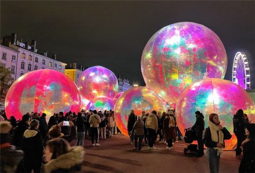 Öffentliche Plätze verwandeln sich beim Lichterfest in beliebte Treffpunkte. Fotos Kolb