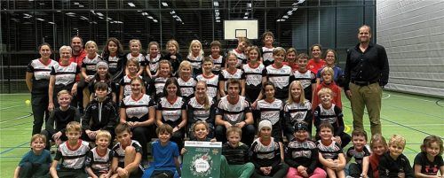 Oelcheck-Geschäftsführer Paul Weismann (rechts) bei der Scheckübergabe an die Triathlon-Abteilung Brannenburg. Foto Oelcheck