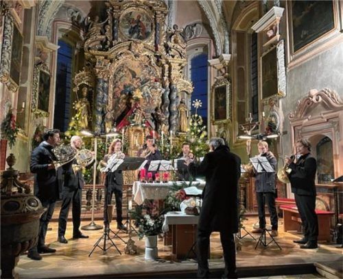 Oktett mit Dirigent: Maximilian Schellenberger, Paul Pitzek, Christian Panzer, Jonas Gira, Simon Moosrainer, Sebastian Lampert (verdeckt), Finn Bohn und Mathijs Heugen sowie vorne Professor Hansjörg Schellenberger.Foto kirchner
