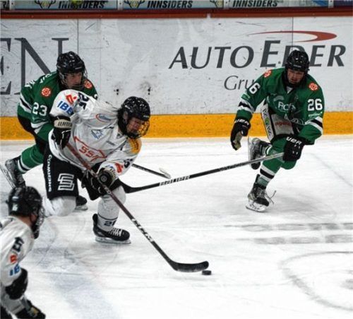 Paul (links) und Moritz Geier, hier im Duell mit einem Dresdner, mussten mit der Starbulls-U20 beide Spiele abgeben. Foto Franz Ruprecht