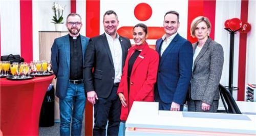 Pfarrer Pawel Klos, (von links) Bürgermeister Christian Weyrich, Filialleiterin Selina Yektas, Vorstandsvorsitzender Markus Putz und Alexandra Schuhbauer, Mitglied des Vorstands, kamen zur feierlichen Einweihung. Foto Rudolf Mayer