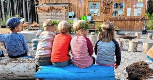 Profitieren von der neuen Schutzhütte: die Kinder des Waldkindergartens. Foto reinthaler