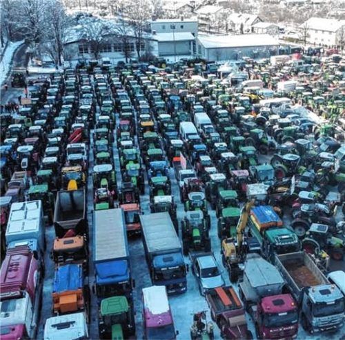 Randvoll mit Lkw und Traktoren: der Festplatz in Traunstein.Foto lamminger