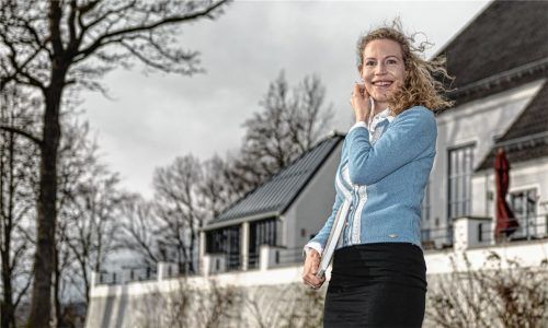 Regina Schlosser aus Großkarolinenfeld bietet Brautpaaren eine ganz persönliche Trauung, bei der Braut und Bräutigam im Mittelpunkt stehen. Foto  THOMAE