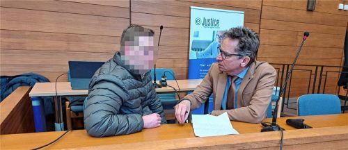Ruhe vor Tag 27: Sebastian T. und Pflichtverteidiger Harald Baumgärtl am Landgericht Traunstein, kurz vor Verhandlungsbeginn. Foto Michael Weiser