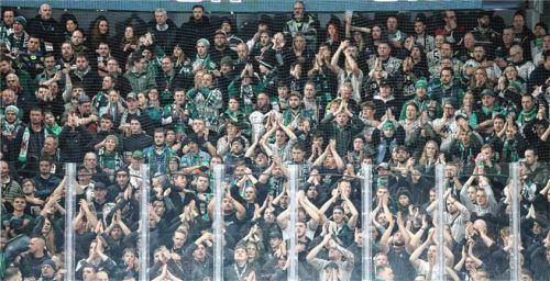 Rund 700 Starbulls-Fans unterstützten die Rosenheimer beim Derby in Landshut. Nach der 2:6-Niederlage forderten 70 Anhänger Spieler und Vorstand am nächsten Tag beim Training zum Gespräch. Foto Christian Mühlhofer