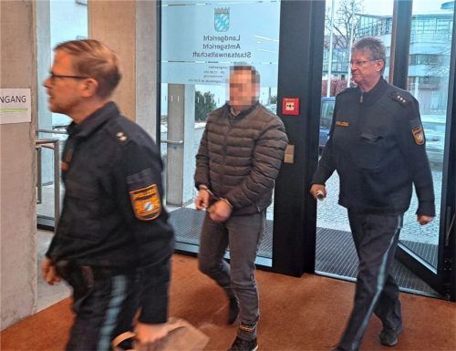 Schon Routine: Der Angeklagte Sebastian T. auf dem Weg zur Verhandlung vor der Zweiten Jugendkammer. Foto Michael Weiser