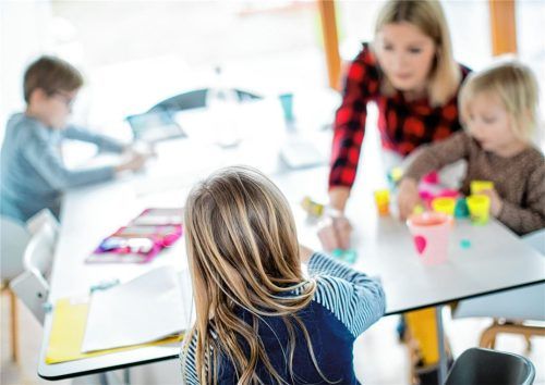 Schüler und Eltern waren gestern wieder gefordert: Die Schulen hatten am Dienstagabend auf Distanzunterricht umgestellt, und die Eltern mussten kurzfristig reagieren. Foto dpa