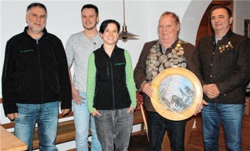 Schützenmeister Richard Kotz (rechts) und sein Stellvertreter Bernd Cecil (links) beglückwünschen (von links) Wurstkönig Markus Mair, Brezenkönigin Theresa Marx und Schützenkönig Martin Impler.Foto Strim