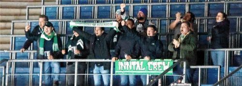 Sie hatten Grund zum Jubeln: Die elf Starbulls-Fans für die sich die lange Anreise nach Krefeld gelohnt hat und die ihr Team 60 Minuten lautstark anfeuerten. Foto Andreas Drabben