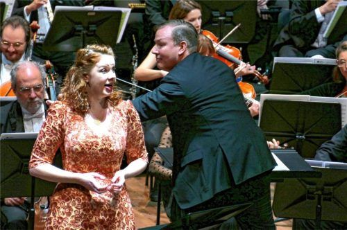 Sie verschränkten sich geradezu bei den Rückert-Liedern: Sängerin Catriona Morison und Dirigent Erik Nielsen.Foto janka