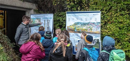 So viel Transparenz wie möglich: Hier erklärt Pruttings Bürgermeister Johannes Thusbaß seinen jüngsten Bürgern, wie komplex die Trinkwasserversorgung Pruttings ist und wie viel Geld für sie aufgewendet werden muss. Foto THOMAE