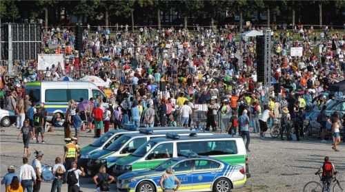 So voll wie auf diesem Bild soll es auf der Theresienwiese am kommenden Sonntag mindestens wieder werden: Das Bündnis „Hand in Hand für unser Land“ erwartet rund 50000 Teilnehmer auf der geplanten Großkundgebung. Foto dpa