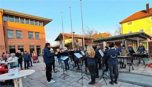 Spielleute und Flötenensemble des Spielmannszugs sorgten beim Vorsilvester-Nachmittag für gute Stimmung am Rathausplatz in Schloßberg.