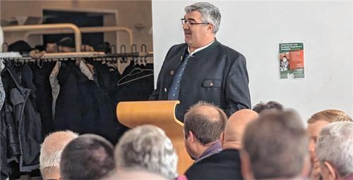 St. Wolfgangs Bürgermeister Ullrich Gaigl blickt beim Neujahrsempfang mit Sorge auf das Weltgeschehen.Foto Furch
