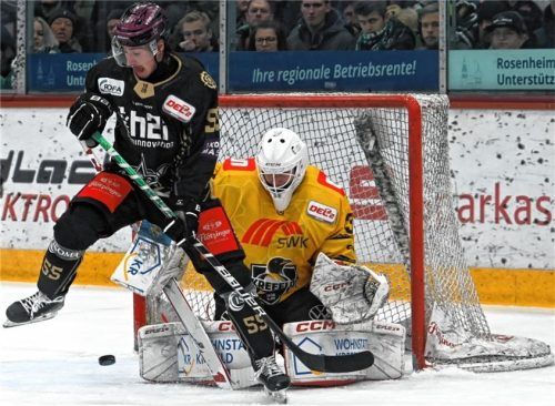 Starbulls-Stürmer Chris Dodero, hier vor Krefelds Torhüter Hendrik Hane. In der Verlängerung erzielte Dodero den Siegtreffer.Foto Hans-Jürgen Ziegler