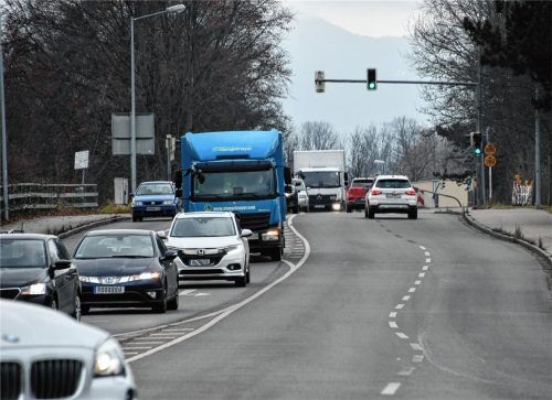 Statt Sanierung: Die Mangfallkanalbrücke, einzige Engstelle der Äußeren Münchener Straße, wird erneuert. Foto Schlecker